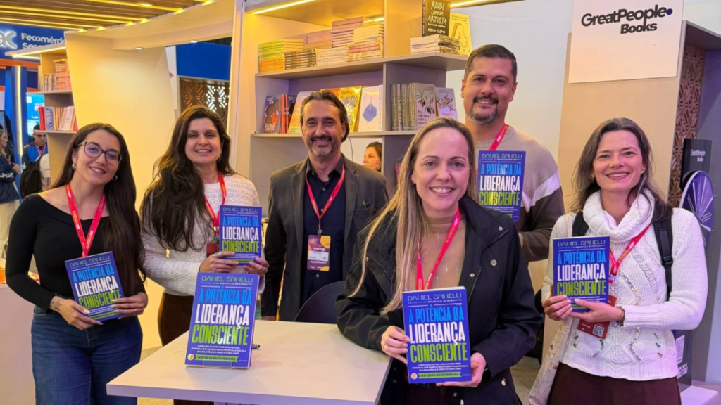 Equipe MAISPS no CONCARH 2026 com exemplares do livro "A Potência da Liderança Consciente", de Daniel Spinelli.