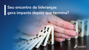 Peças de dominó interrompidas por uma mão, com a pergunta “Seu encontro de lideranças gera impacto depois que termina?”