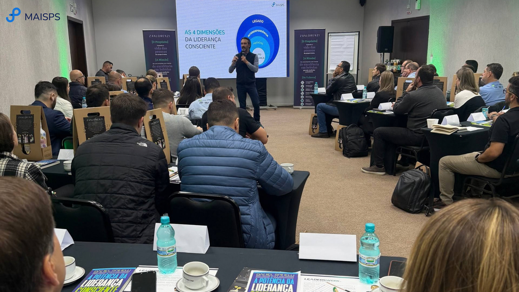 Profissionais acompanham apresentação sobre as quatro dimensões da liderança consciente em encontro presencial.